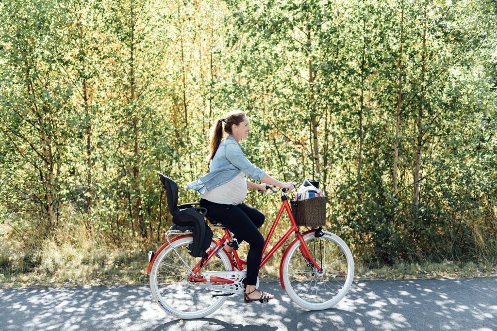 Можно ли беременным кататься на велосипеде, как ездить безопасно при беременности на ранних и поздних сроках