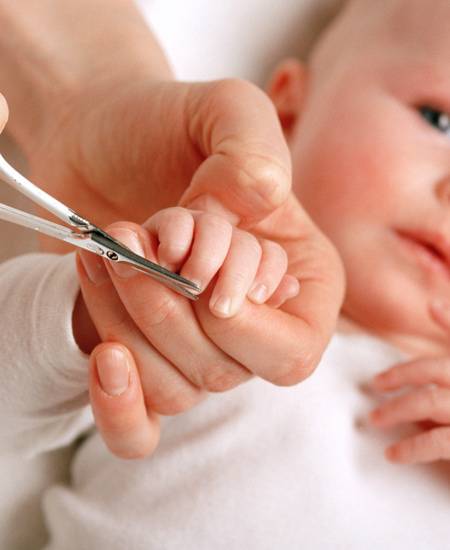 Уход за ногтями новорожденного: техника и практические советы по стрижке, обработка заусениц и как нельзя стричь ногти