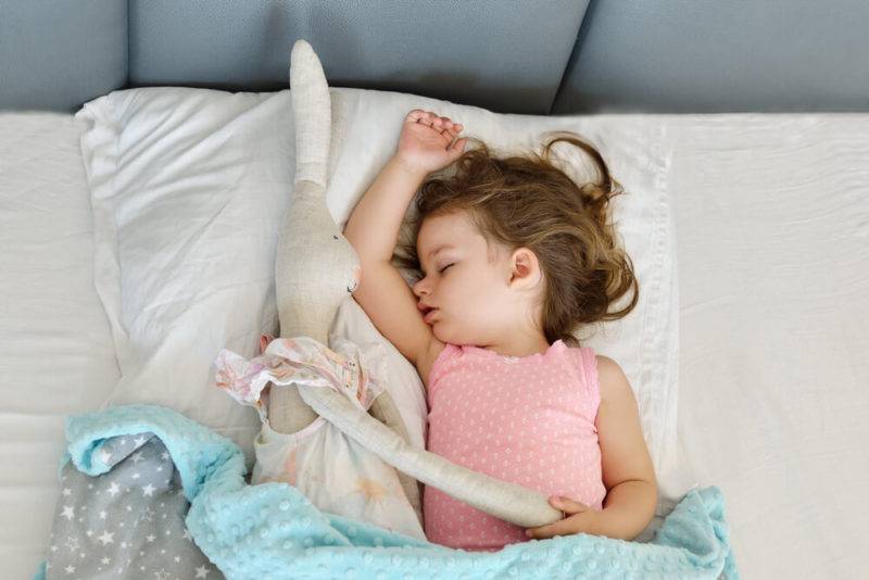 Почему ребенок спит только на руках и как его отучить от этого