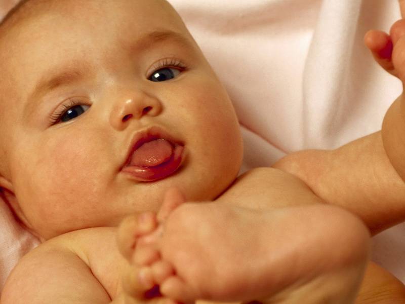 Почему ребенок высовывает язык в 3 месяца - мама и ребенок