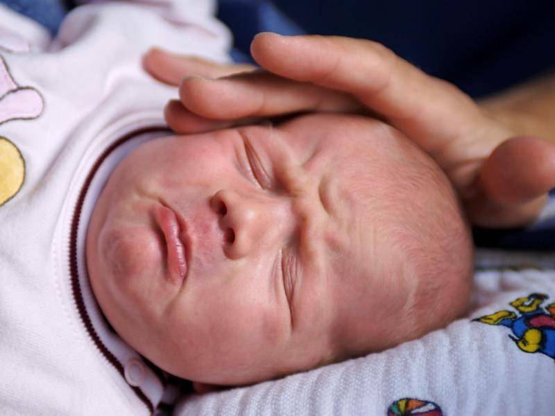 Причины постоянного кряхтения, тужения и плача новорожденного ребенка