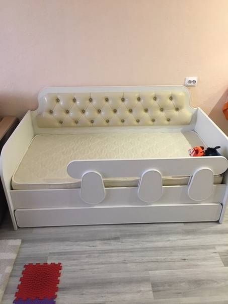 Разнообразие детских кроватей с бортиками, возрастные ограничения