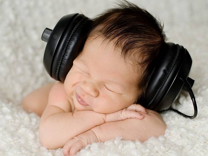 Можно ли включать музыку новорожденным