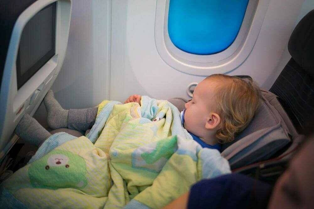 Как лететь в самолете с грудным ребенком: что взять, правила перевозки