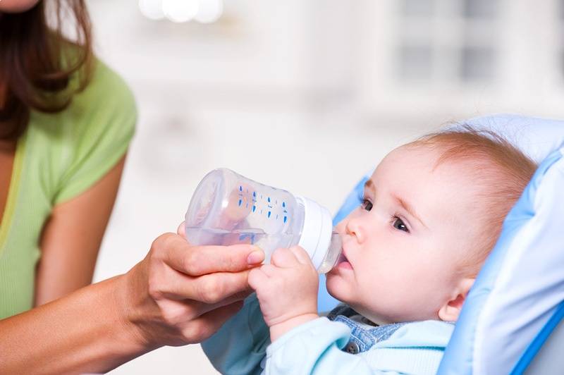 Ребенок не пьет воду - что делать: мало пьет воду на искусственном вскармливании, почему не пьет грудной ребенок