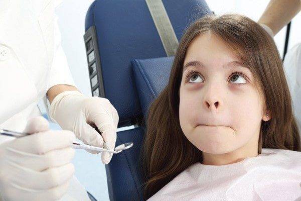 Как лечат зубы детям: как уговорить ребенка, если он боится и не даёт лечить, видео.