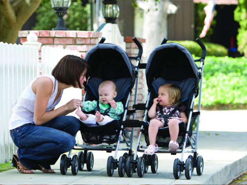 Коляска для двойни (71 фото): лучшие модели для двойняшек, детские для новорожденных близнецов, двойная модель паровозик и рейтинг