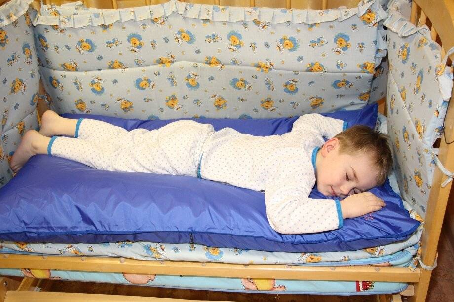 Почему ребенок не хочет спать в своей кроватке и что с этим делать