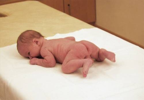 Половые органы новорожденного мальчика. Выкладывание на живот новоро. Живот новорожденного ребенка. Выкладывание на живот новорожденного.