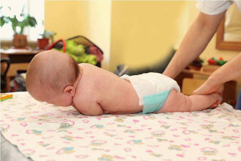 Как научить грудничка держать голову: упражнения для помощи младенцу