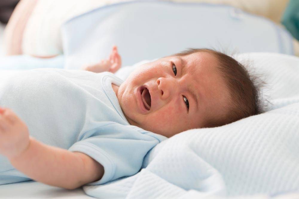 Если у новорожденного болит животик: как это понять и чем ему помочь