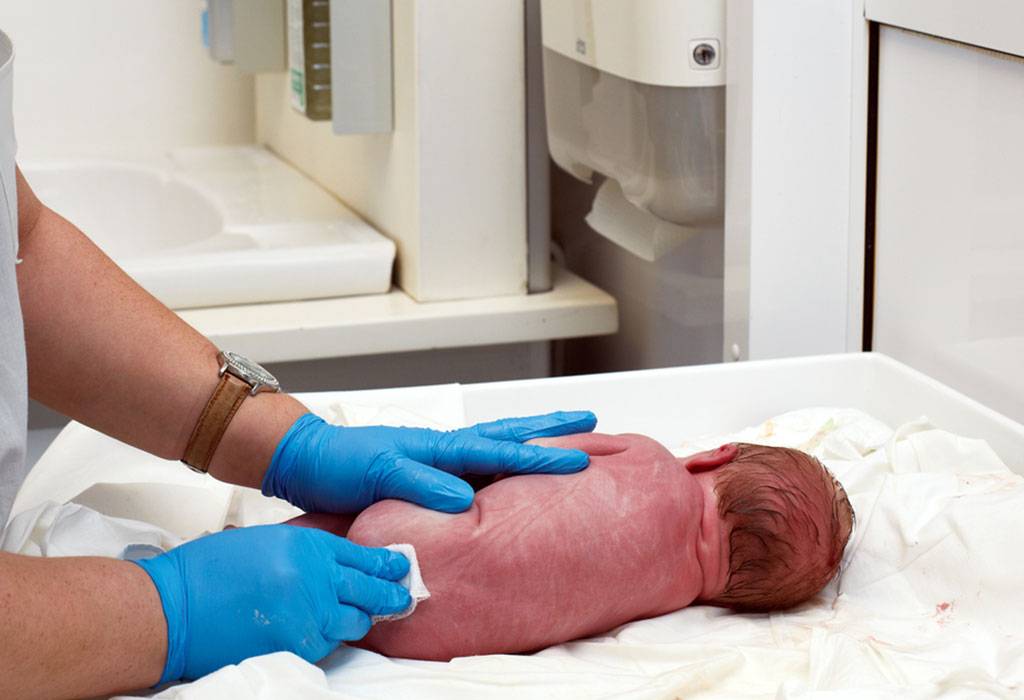 Какие прививки делают новорожденным в роддоме, за и против вакцинации