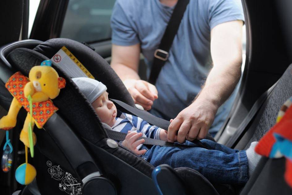 Как по правилам перевозить новорожденного в машине