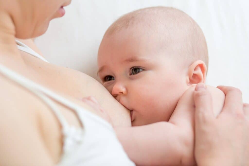 Ребенок не наедается грудным молоком - причины и что делать