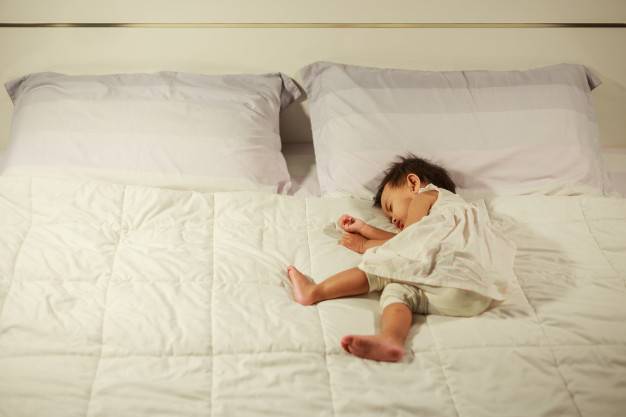 Ребенок боится спать один: 8 способов побороть ночные страхи
