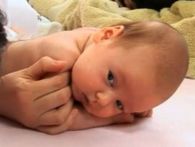 В 2 месяца ребенок не держит голову: должен ли держать ее лежа на животе, почему плохо, держит