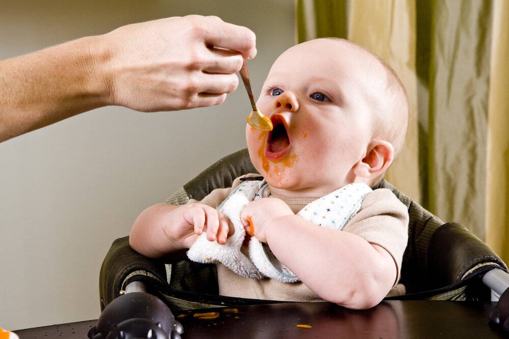 Почему ребенок много ест и что делать?