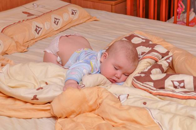 Можно ли спать на животе новорожденному ребенку?