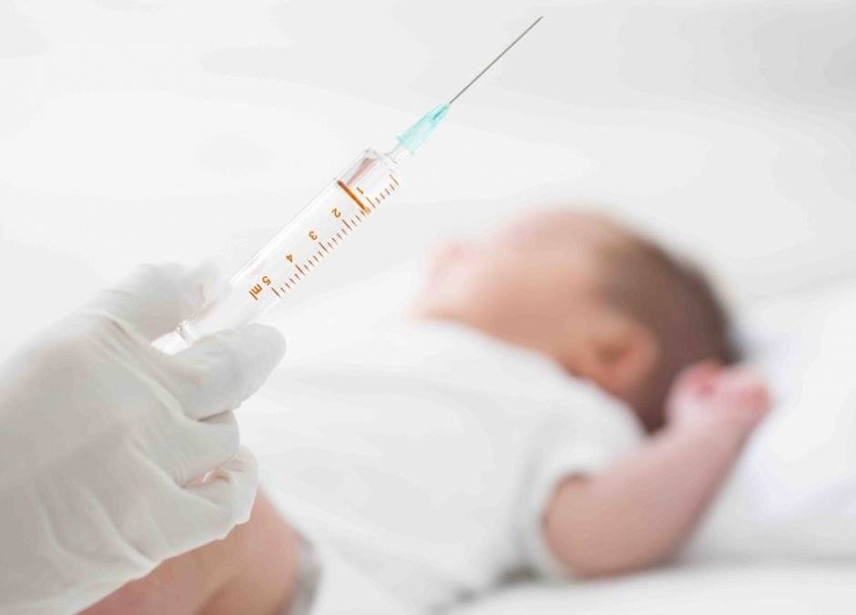 Какие прививки делают новорожденным? график прививок детям до года