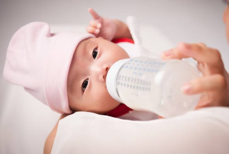 Нужно ли допаивать грудного ребенка водой: мнение педиатров