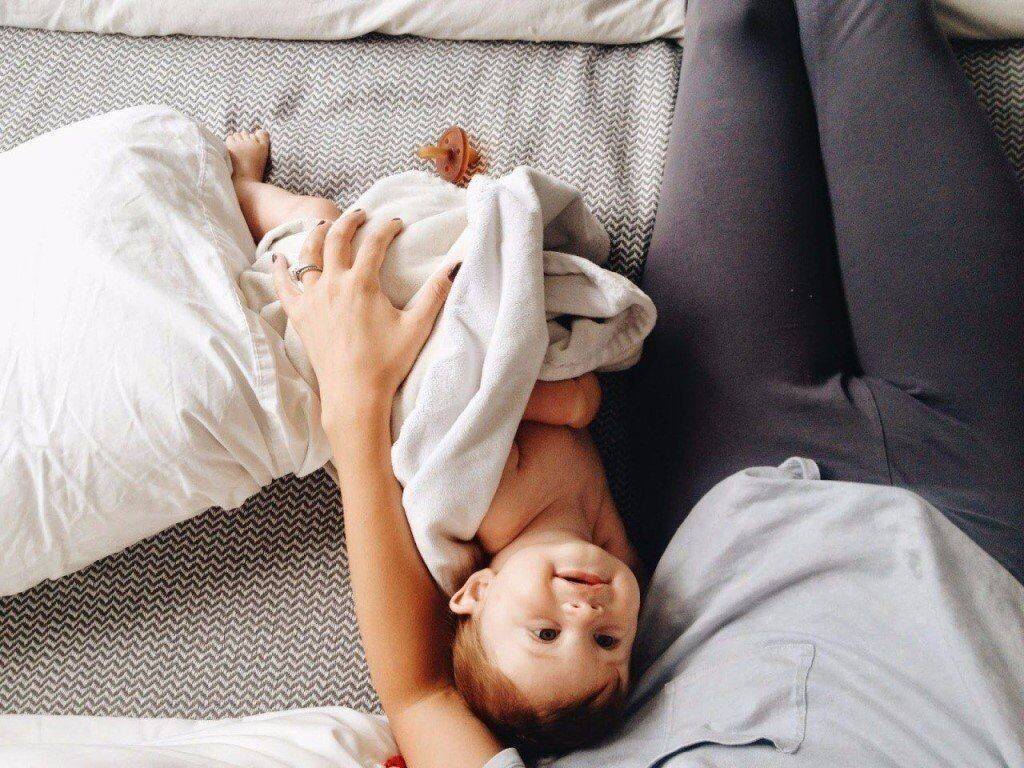 Почему ребенок спит только на руках? при перекладывание ребенка в его кроватку, после комления, ребенок просыпается. как быть?!