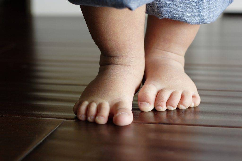 Педиатры и детские неврологи считают, что причина ходьбы на носочках.