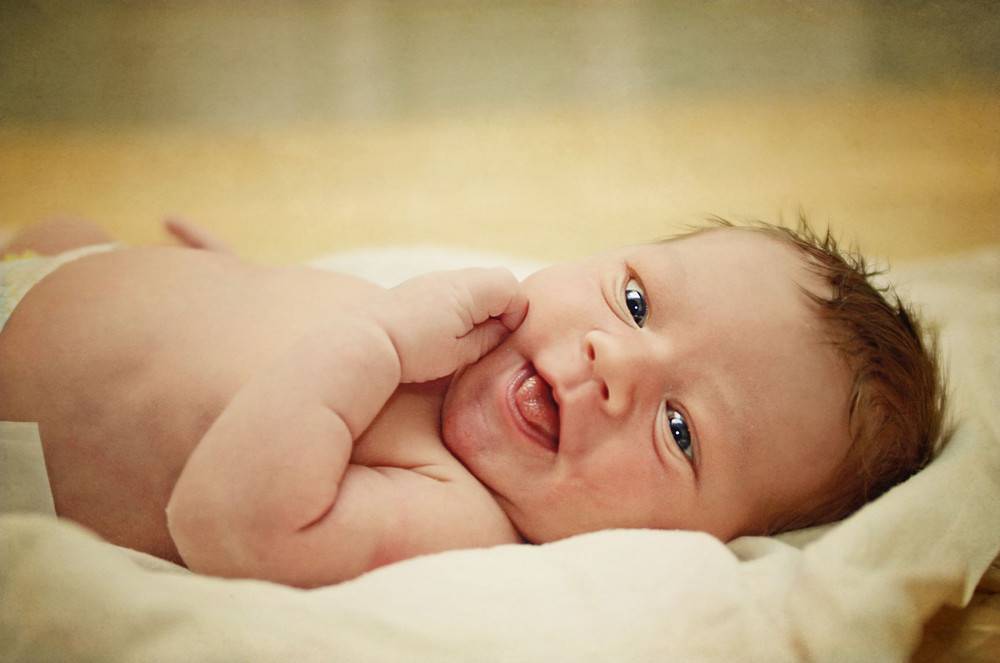Когда ребенок начинает улыбаться. факторы развития
