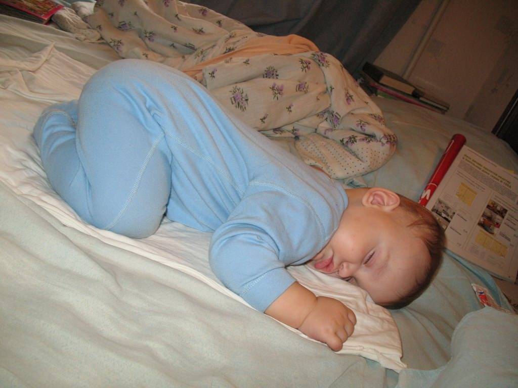 Сын 8 месяцев, переворачивается во сне на живот, встает на четвереньки и начинается веселье в ночи. как отучить?