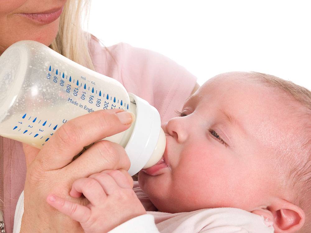 Как правильно кормить новорожденного: грудным молоком, из бутылочки и смесью