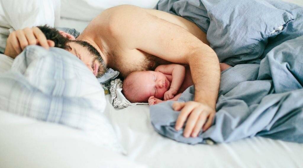 Ребенок спит только на руках, а положишь просыпается – проблема или нет