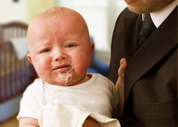 Почему новорожденный срыгивает фонтаном после кормления смесью