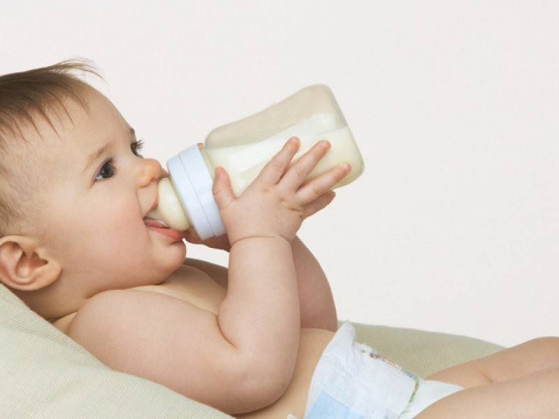 Коровье молоко для грудничка: с какого возраста и как вводить в рацион?