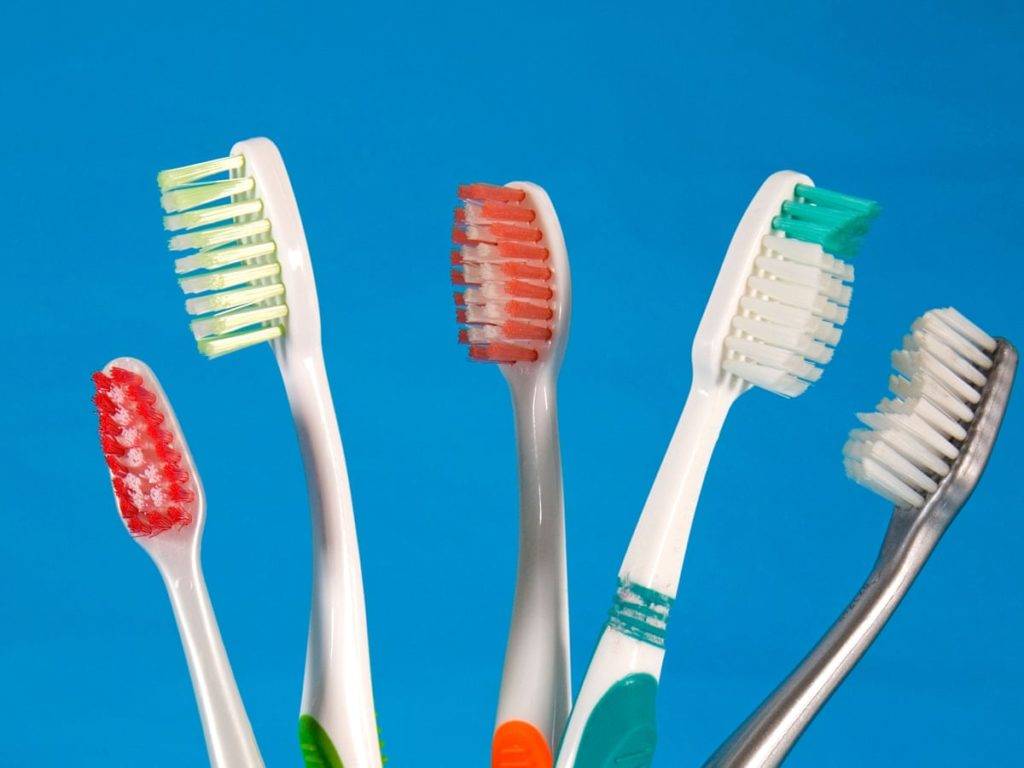 Лучшие зубные щетки 2021 года, их достоинства и недостатки
