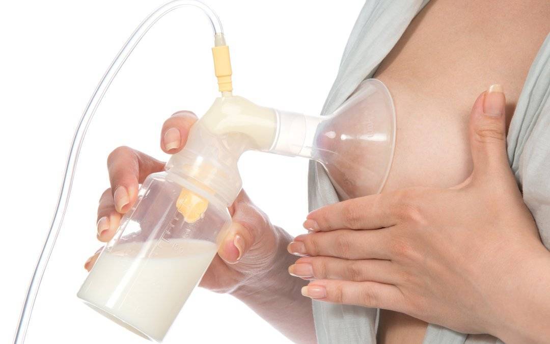 Как правильно сцеживать грудное молоко руками - стоит ли это делать