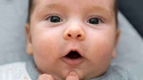 Когда новорожденные начинают видеть и слышать: нормы развития
