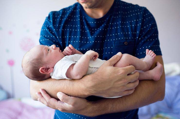 Как правильно держать и носить на руках новорождённого ребёнка