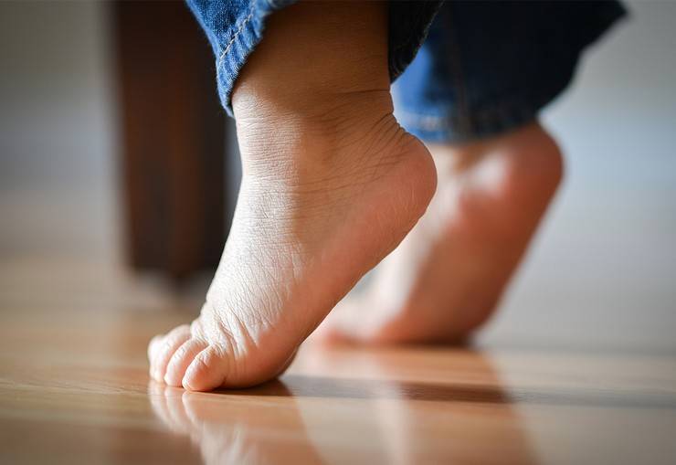 Ребенок ходит на носочках: причины и как это исправить