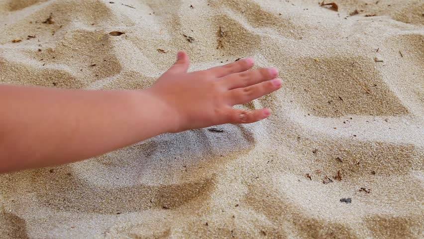 Почему ребенок ест то, что есть не принято? ребенок ест песок что делать комаровский. почему ребенок ест песок