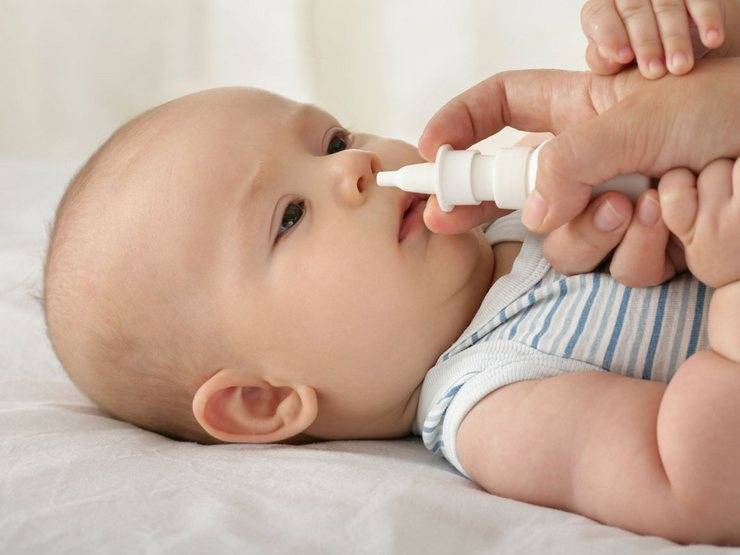 Как правильно закапать нос ребенку?