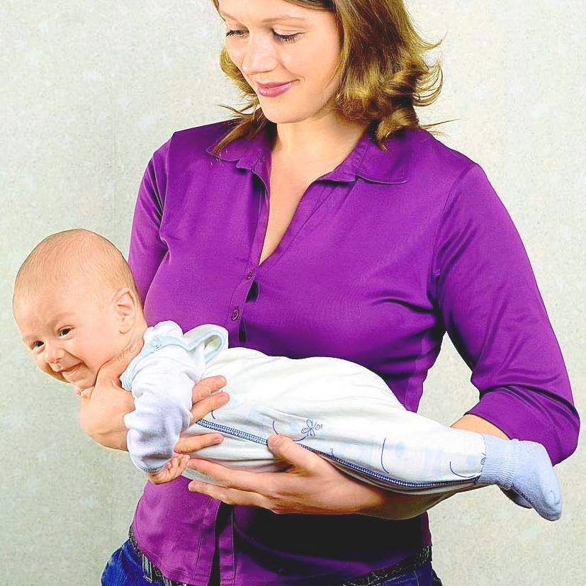Как правильно держать новорожденного: примеры для разных ситуаций