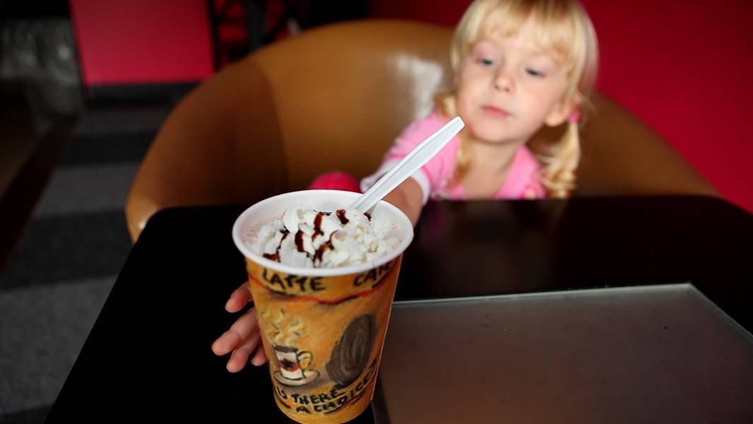 Со скольки лет детям можно пить кофе, его влияние на организм