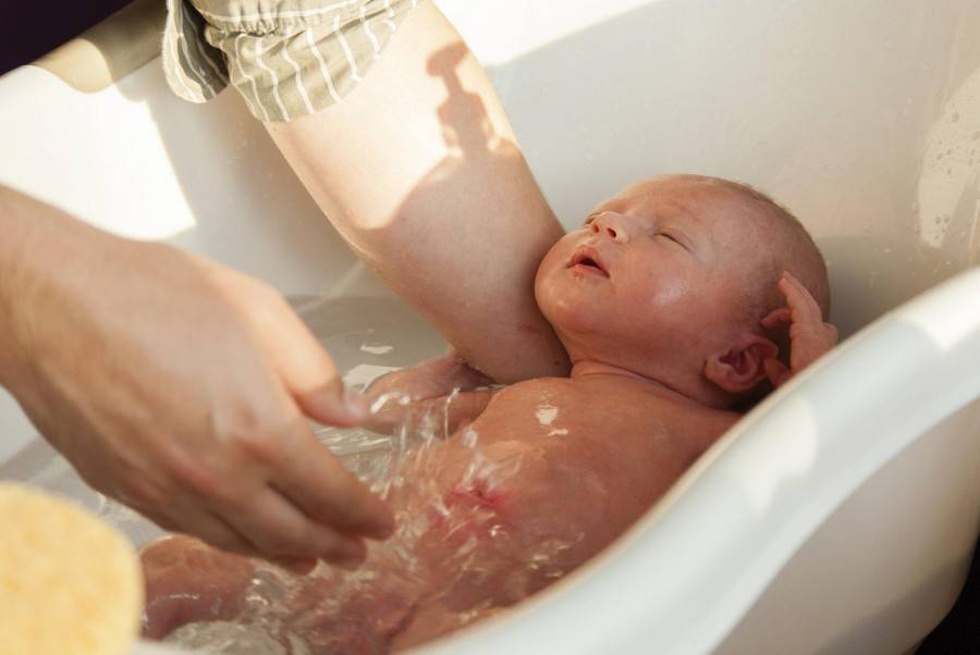Когда можно принимать ванну после кесарева сечения и полностью мыться в душе?