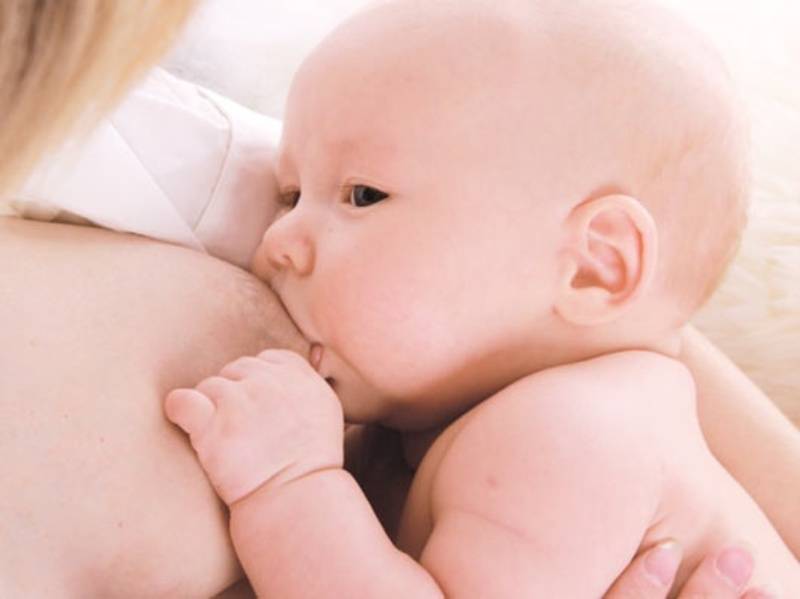 Кормить грудью новорожденного