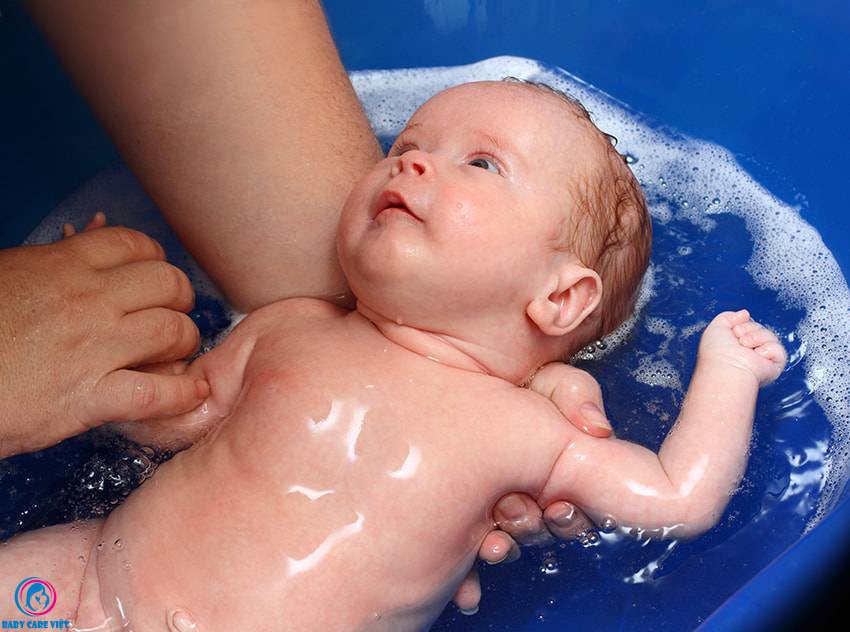 Можно ли купать ребенка после прививки от гепатита, по каким причинам запрещается купание и можно ли мочить прививку