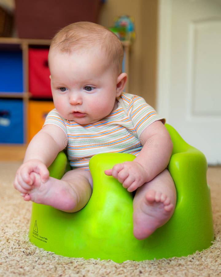 Когда и во сколько месяцев ребенок начинает ползать и сидеть?