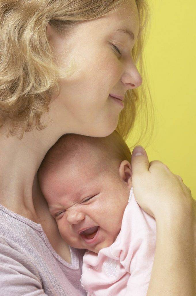 Икота у новорожденных: ребенок икает после кормления, причины, как избавиться и что делать