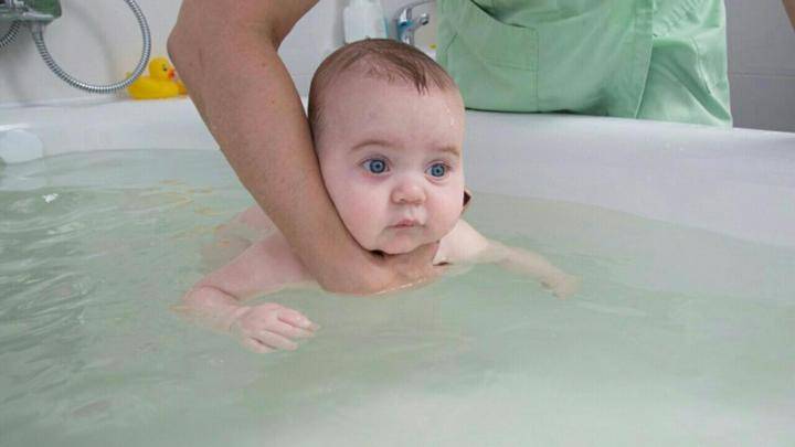 Плавание грудничков в ванне: как научить новорожденного ребенка выполнять водные упражнения в большой емкости дома, полезно ли это занятие для младенцев?