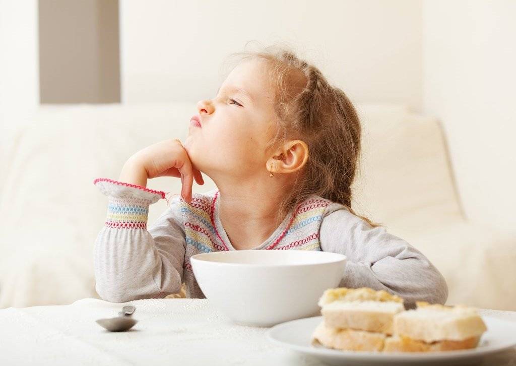 Что делать, если ребенок очень много ест? советы психолога