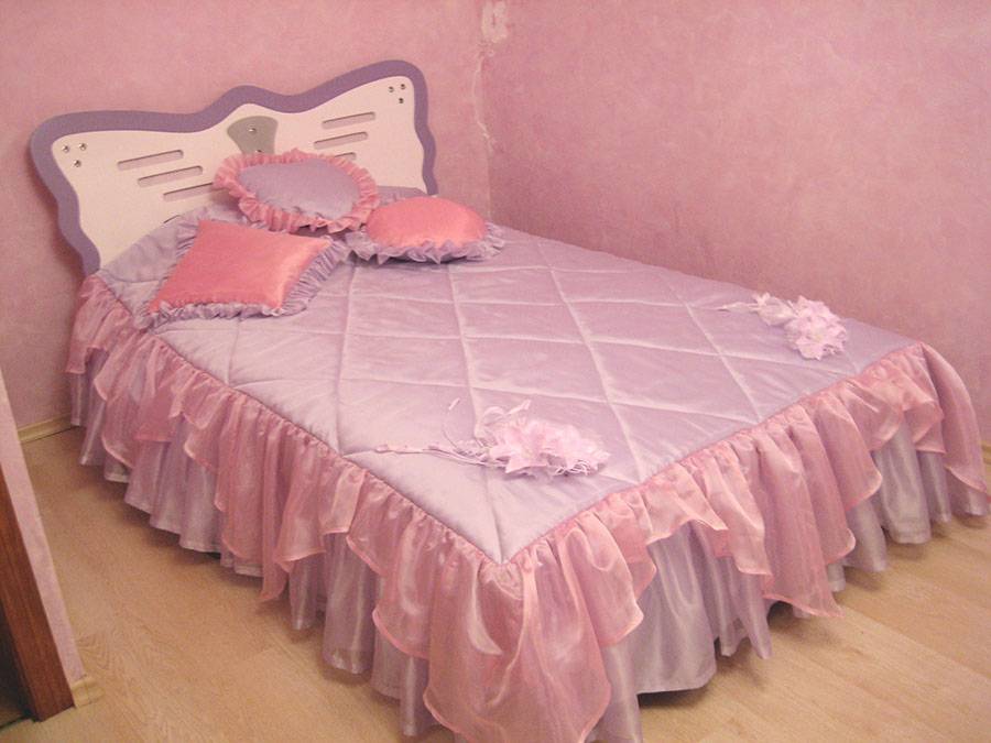 Покрывало на детскую кровать (34 фото): стеганое для мальчика и девочки на односпальную кроватку и другие образцы, красивые идеи