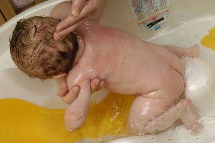 Когда и как моют голову новорожденному?